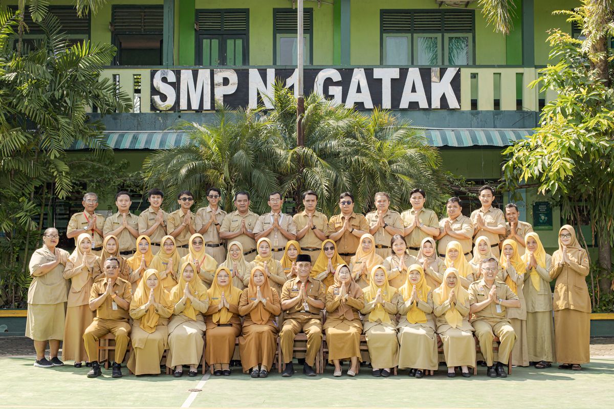 Foto Foto Bersama Dewan Guru & Staf